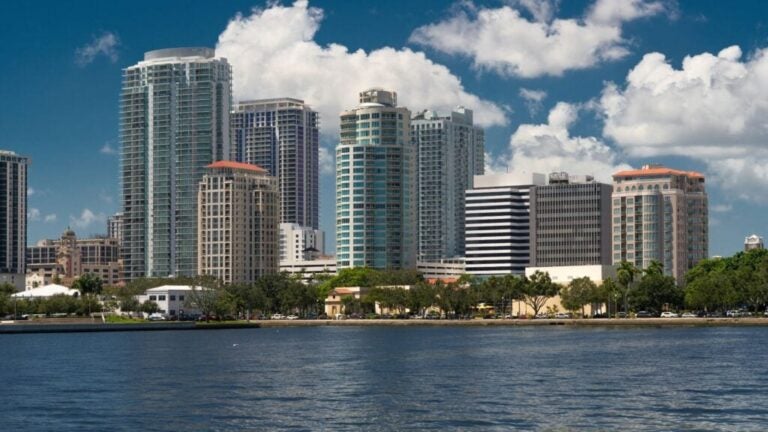 Wolkenkratzer von St. Petersburg direkt am Wasser.