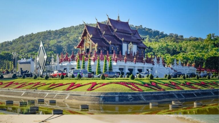 Tempel und gepflegte Gartenanlage in Chiang Mai in Thailand