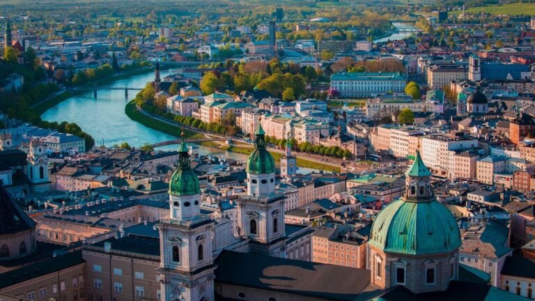 Blick über Salzburg mit Kirchenkuppeln und der Salzach