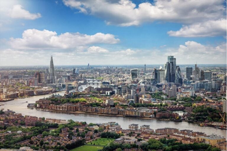 Eine Luftaufnahme von London mit Blick auf die Themse.
