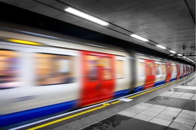 Die London Underground (Tube) an einem Bahnsteig. 