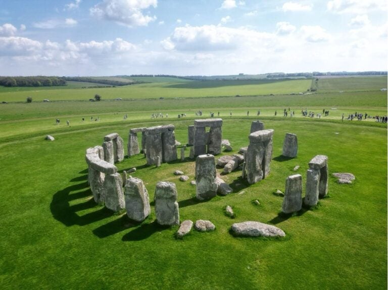 Luftaufnahme der Megalithstruktur Stonehenge in England.