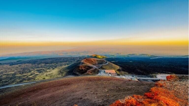 Blick auf die Kraterlandschaft des Vulkans Ätna auf Sizilien 