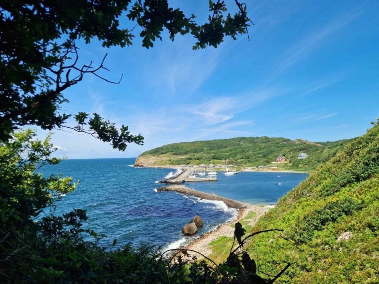 Blick auf die Bucht von Hammerhavn auf Bornholm.