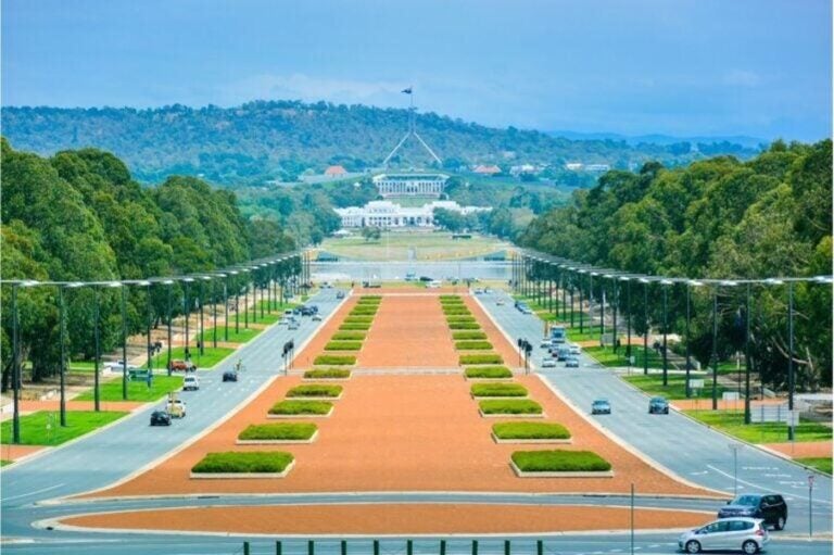 Blick entlang der Anzac Parade auf das Parliament House in Canberra