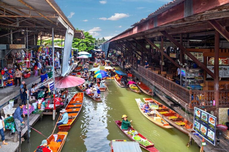 Der Damnoen Saduak Floating Market in Thailand.