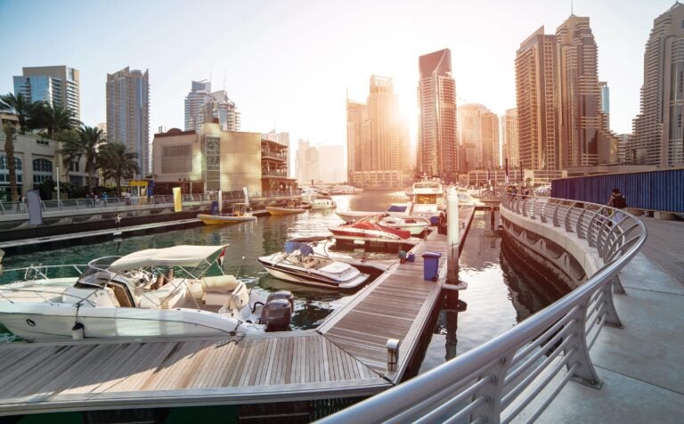 Blick auf die Stege und Boote in der Dubai Marina.