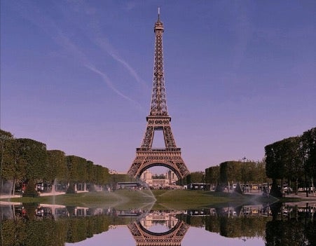 Frontalansicht des Eiffelturms in Paris