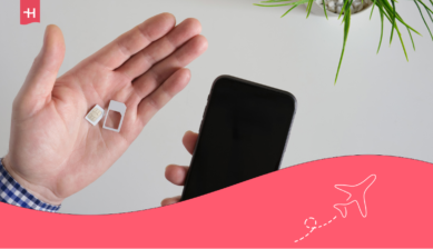 Eine Person hält eine SIM-Karte in der Hand als Beitragsbild für einen Artikel über eSIM-Anbieter