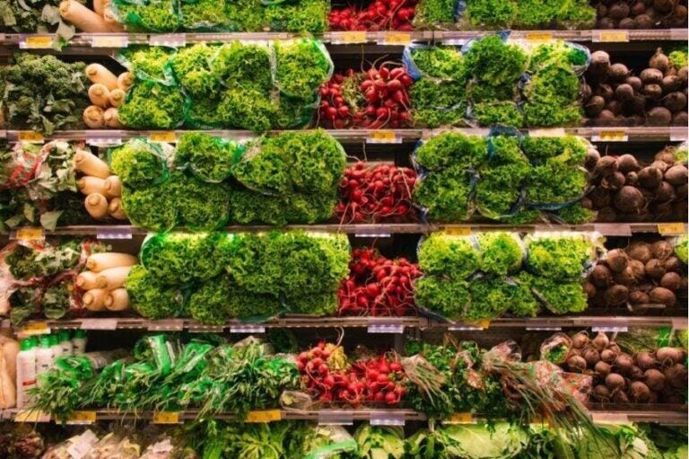 Gut gefüllte Supermarktregale mit verschiedenen frischen Gemüsesorten 