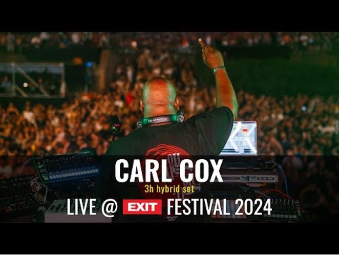 DJ Carl Cox legt von hinten gesehen vor einer riesigen Menschenmenge beim Exit Festival auf