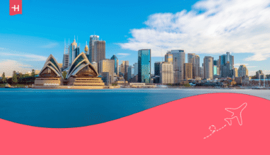 Das Sydney Opera House vor der Skyline der Stadt an einem sonnigen Tag