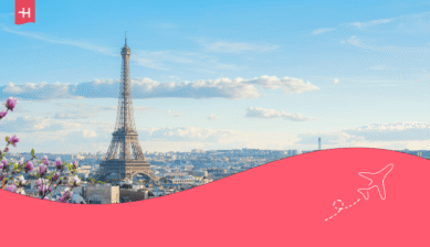 Der Eiffelturm über der Stadtlandschaft von Paris bei blauem Himmel