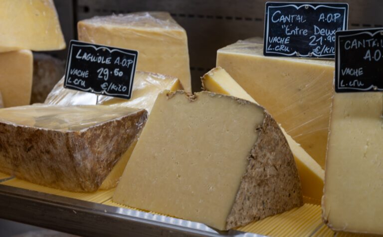 Verschiedene Sorten französischer Hartkäse in einer Verkaufsvitrine 