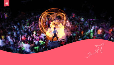 Feuertänzer vor einer Menschenmenge bei der Full Moon Party Thailand.