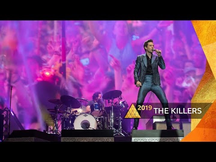 Brandon Flowers performt im glitzernden Sakko auf der Pyramid Stage beim Glastonbury Festival