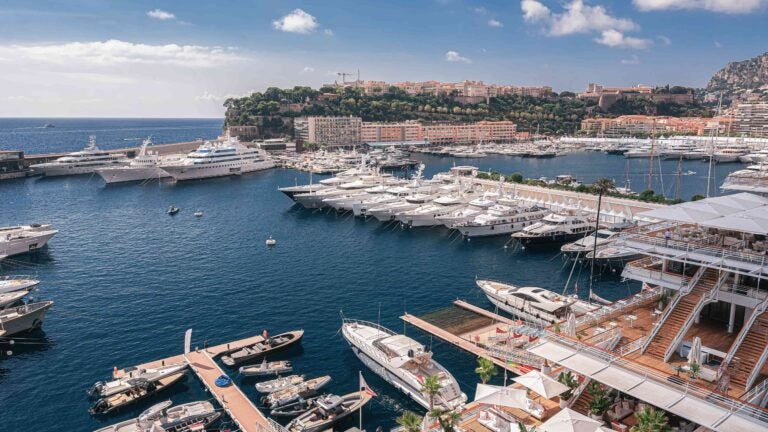 Yachten liegen im Hafen Port Hercule in Monaco.