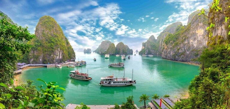 Ausflugsschiffe in der smaragdgrünen Ha-Long-Bucht.