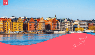 Bunte Häuserfassaden am Ufer von Stockholm unter blauem Himmel