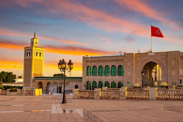 Blick über den Kasbah-Platz in Tunis bei Sonnenuntergang.
