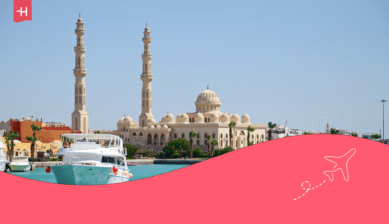 Weiße Yacht vor der Kulisse der Al-Mina-Moschee in Hurghada, passend zum Thema „ist Ägypten sicher“.