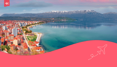 Panoramablick auf Küstenstadt und Berge zum Thema ist Albanien sicher.