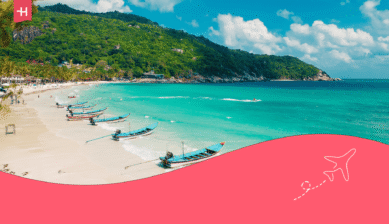 Strand in Thailand mit Booten; die Grafik illustriert die Frage, ist Thailand sicher.