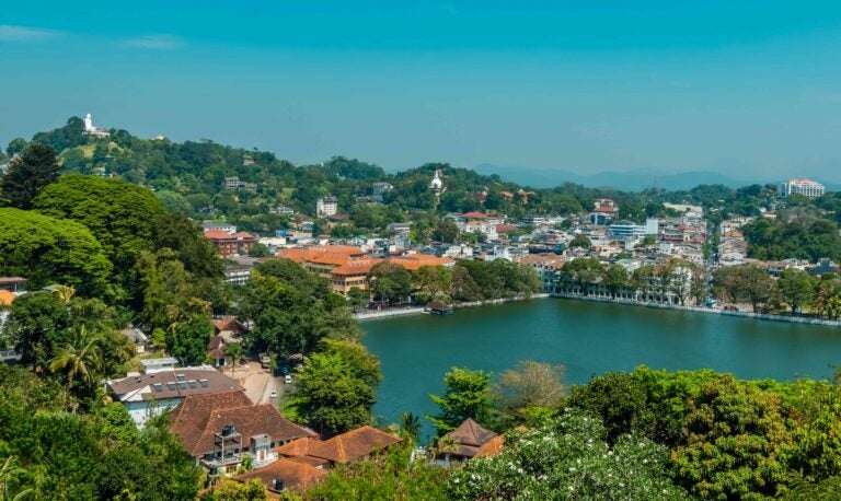 Panorama-Aussicht auf die Stadt Kandy in Sri Lanka.