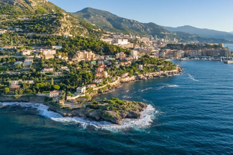 Luftaufnahme einer felsigen Küstenlandschaft an der Côte d’Azur.