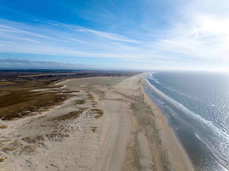 Luftaufnahme des Lakolk Strands. 