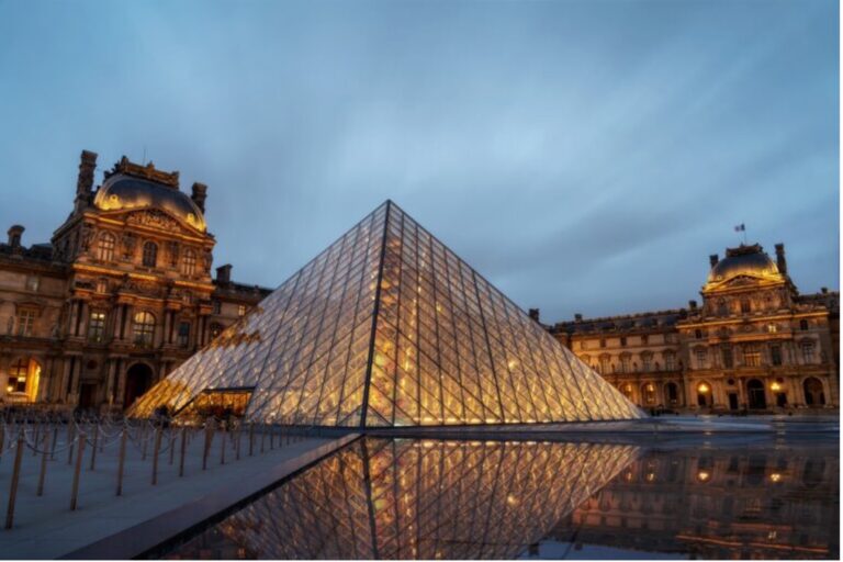 Die Glaspyramide des Louvre in Paris bei Dämmerung