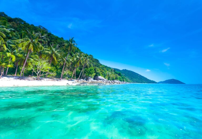 Kristallklares, türkisfarbenes Wasser am Maenam Beach auf Koh Samui.