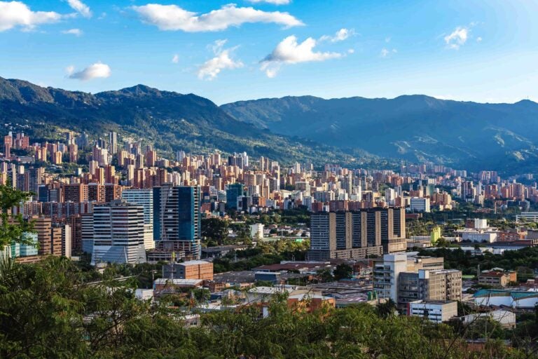 Blick auf die dicht bebaute Skyline von Medellín mit Hochhäusern.