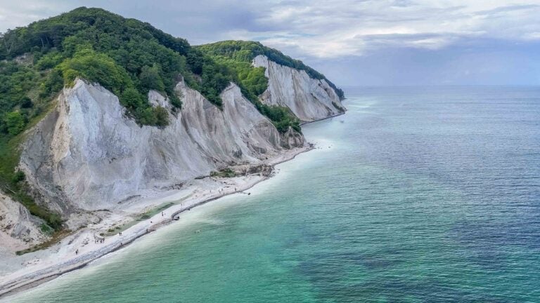 Luftaufnahme der weißen Kreidefelsen von Møns Klint in Dänemark.