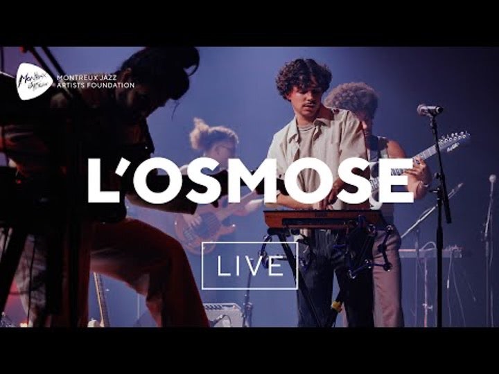 Eine Band spielt live auf einer dunkel beleuchteten Bühne beim Montreux Jazz Festival