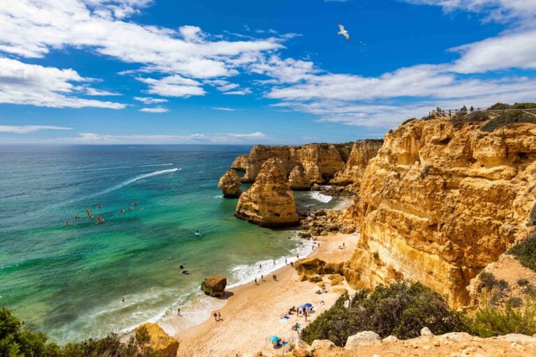 Blick von den Klippen auf den Praia da Marinha.