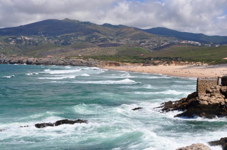 Blick auf die stürmische Küste am Praia do Guincho.