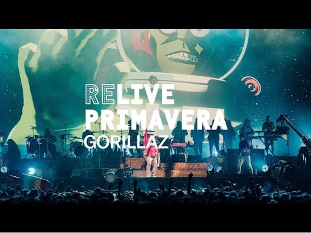 Die Band Gorillaz spielt live auf einer Bühne mit großen Video-Projektionen beim Primavera Sound