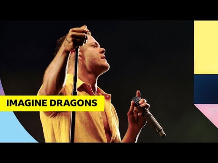Dan Reynolds singt leidenschaftlich in ein Mikrofon auf einer Bühne beim Reading Festival