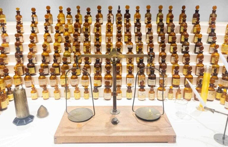 Sammlung antiker Parfüms in einem Labor in Grasse, Frankreich.