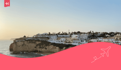 Traditionelle weiße Häuser auf den Klippen an der Algarve; schönste Strände Portugal.