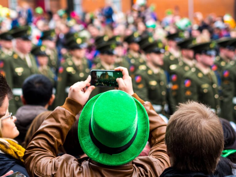 Zuschauer fotografiert eine Parade während einer St. Patrick's Day Feier.