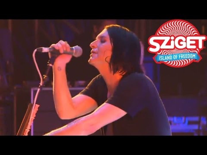 Brian Molko von Placebo singt bei einem Live-Auftritt auf dem Sziget Festival in Budapest