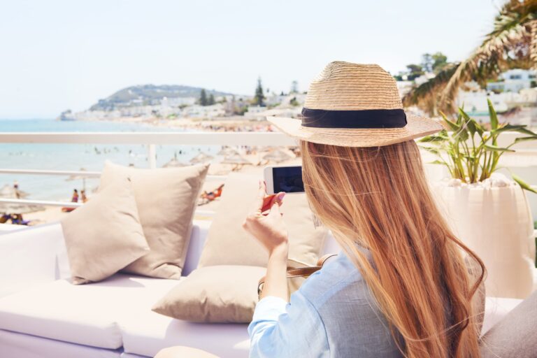 Touristin an einem Strand in Gammarth, Tunis.