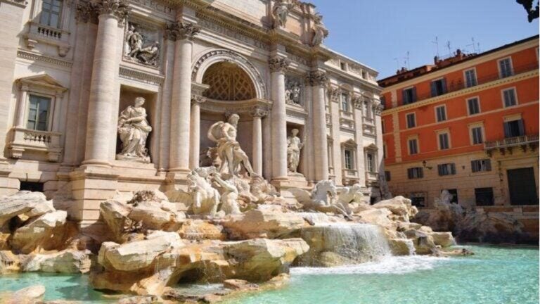 Der Trevi-Brunnen in Rom mit seinen monumentalen Statuen und Felsformationen bei Tageslicht