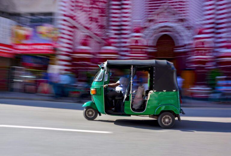 Ein grünes Tuk-Tuk fährt an der Jami-Ul-Alfar-Moschee in Colombo vorbei.