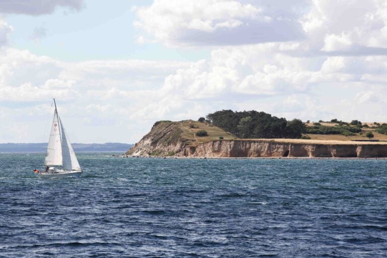Weißes Segelboot auf der Ostsee.