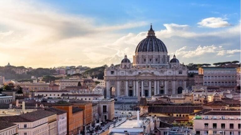 Panoramablick über die Dächer von Rom auf den Petersdom im Vatikan bei Sonnenuntergang