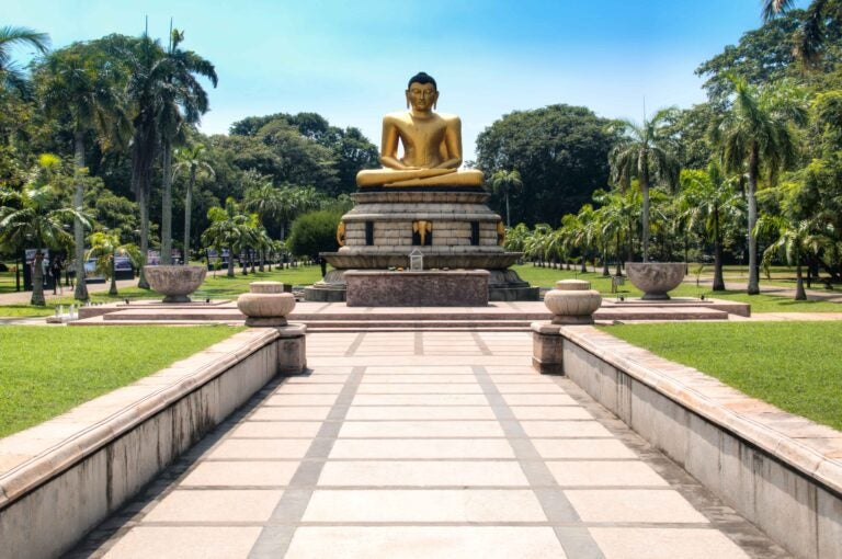 Eine große goldene Buddha-Statue im Viharamahadevi-Park in Colombo.