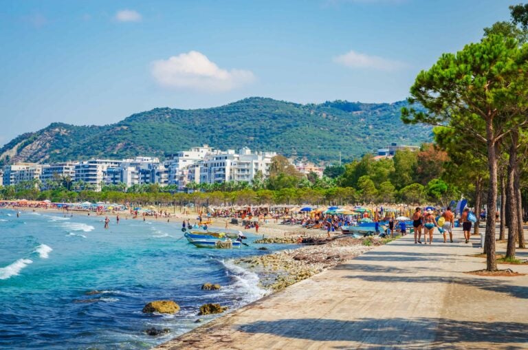 Fußgänger auf der Uferpromenade am Strand von Vlora in Albanien.